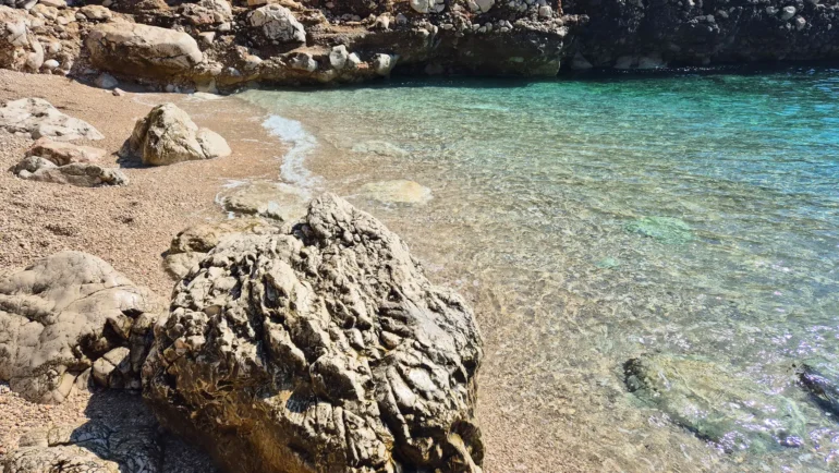 Lučišće - Uvala i plaža Lučišća